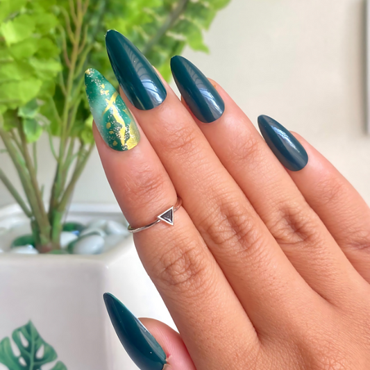 Emerald Envy – Gold-Veined Marble Press On Nails