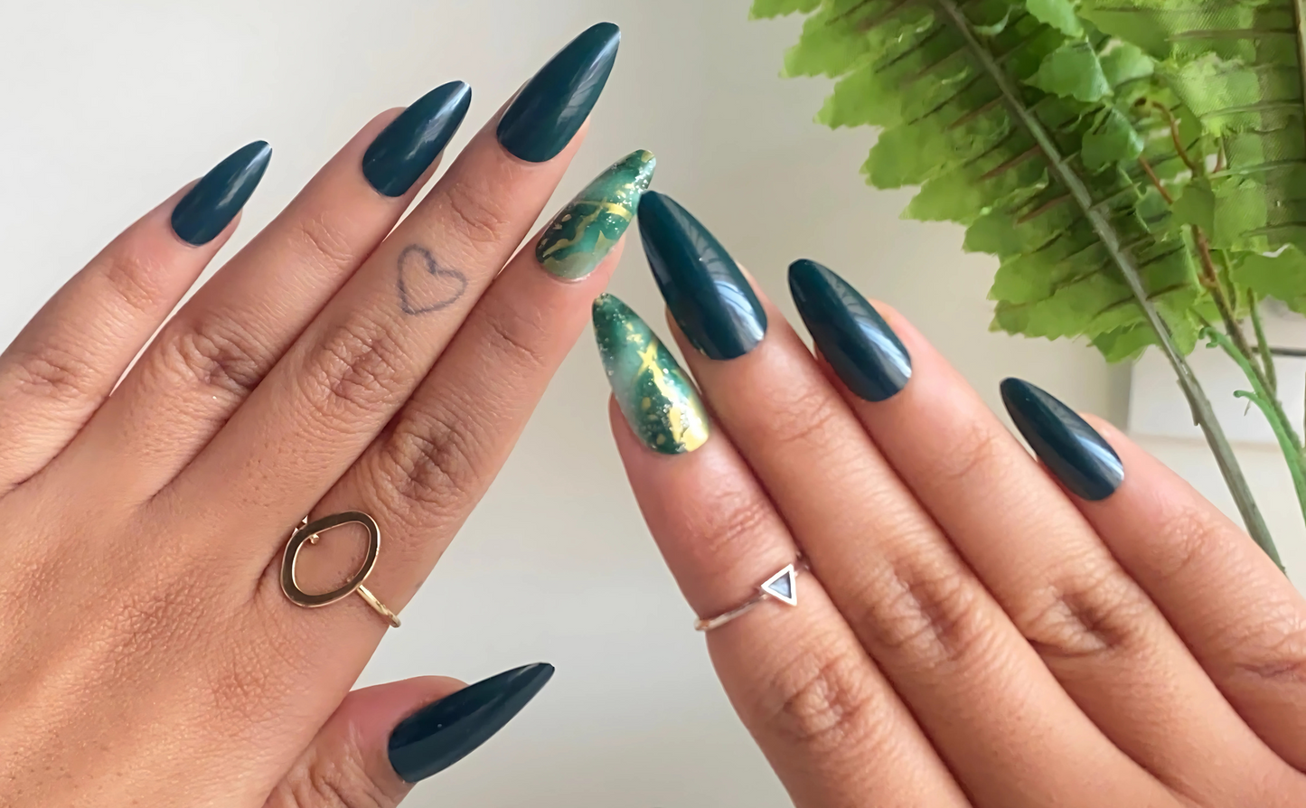 Emerald Envy – Gold-Veined Marble Press On Nails