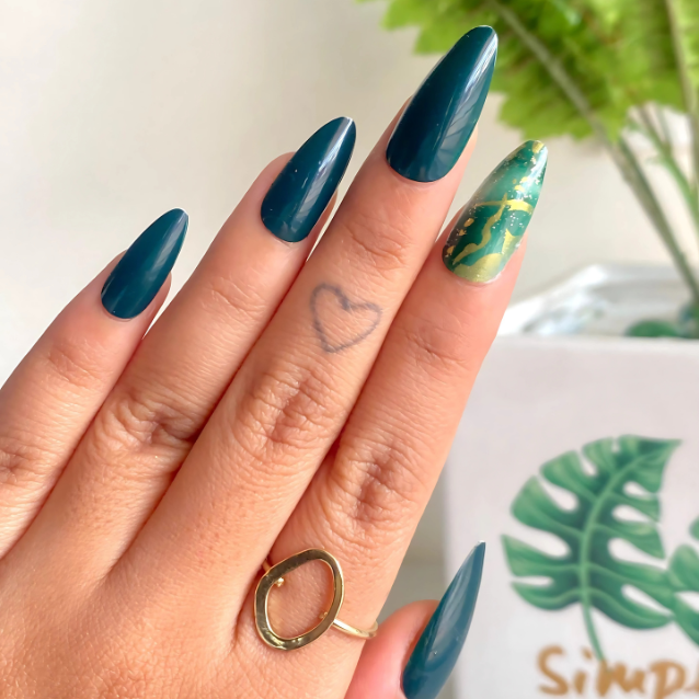 Emerald Envy – Gold-Veined Marble Press On Nails